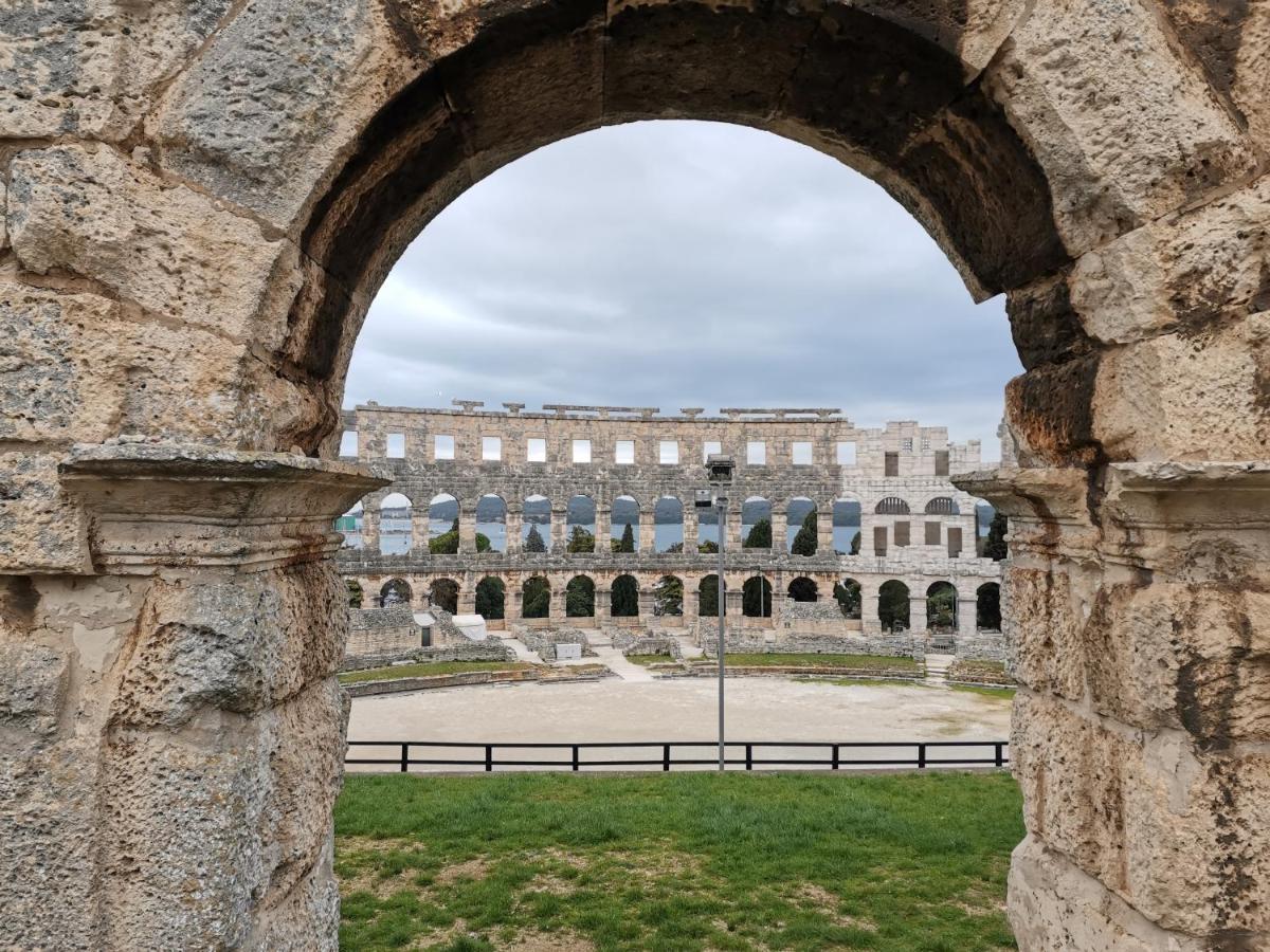 Apartment Andreas - Amphitheater - Pola Esterno foto